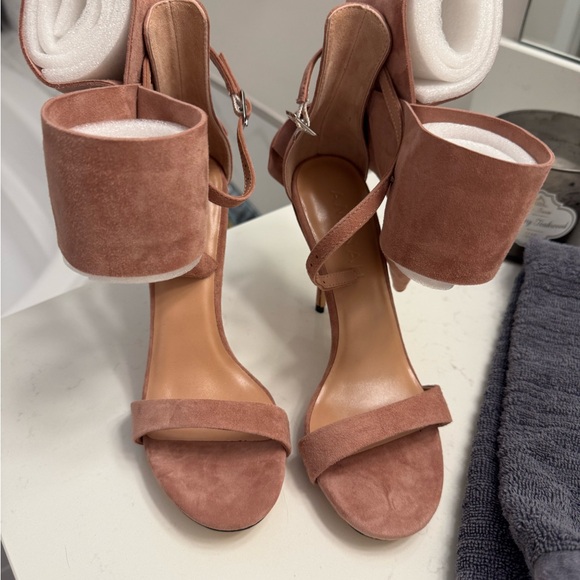 Aminah Abdul Jalil heels - Picture 4 of 8